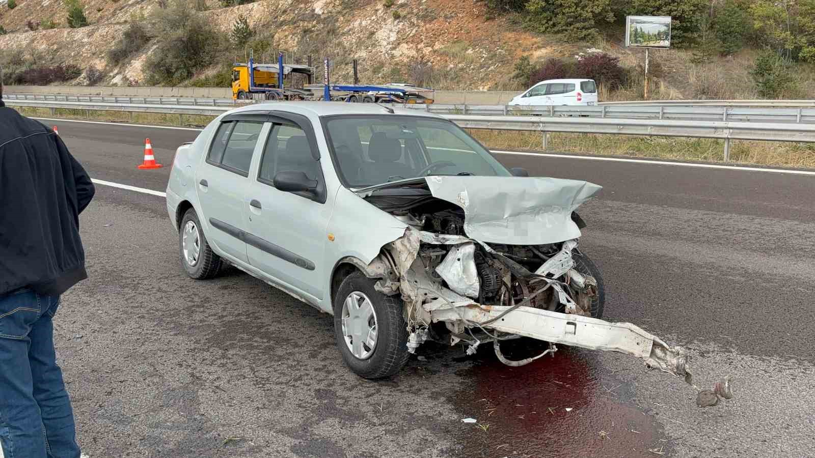 Otoyolda bariyerlere çarparak 30 metre sürüklendi: “Bir anlık dalgınlık”