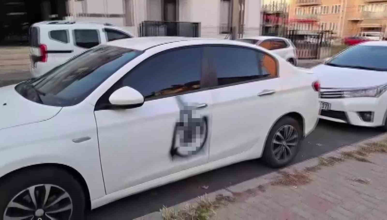 KOCAELİ'NİN KARTEPE İLÇESİNDE PARK HALİNDEKİ OTOMOBİLİ SPREY İLE BOYAYAN ÇOCUK