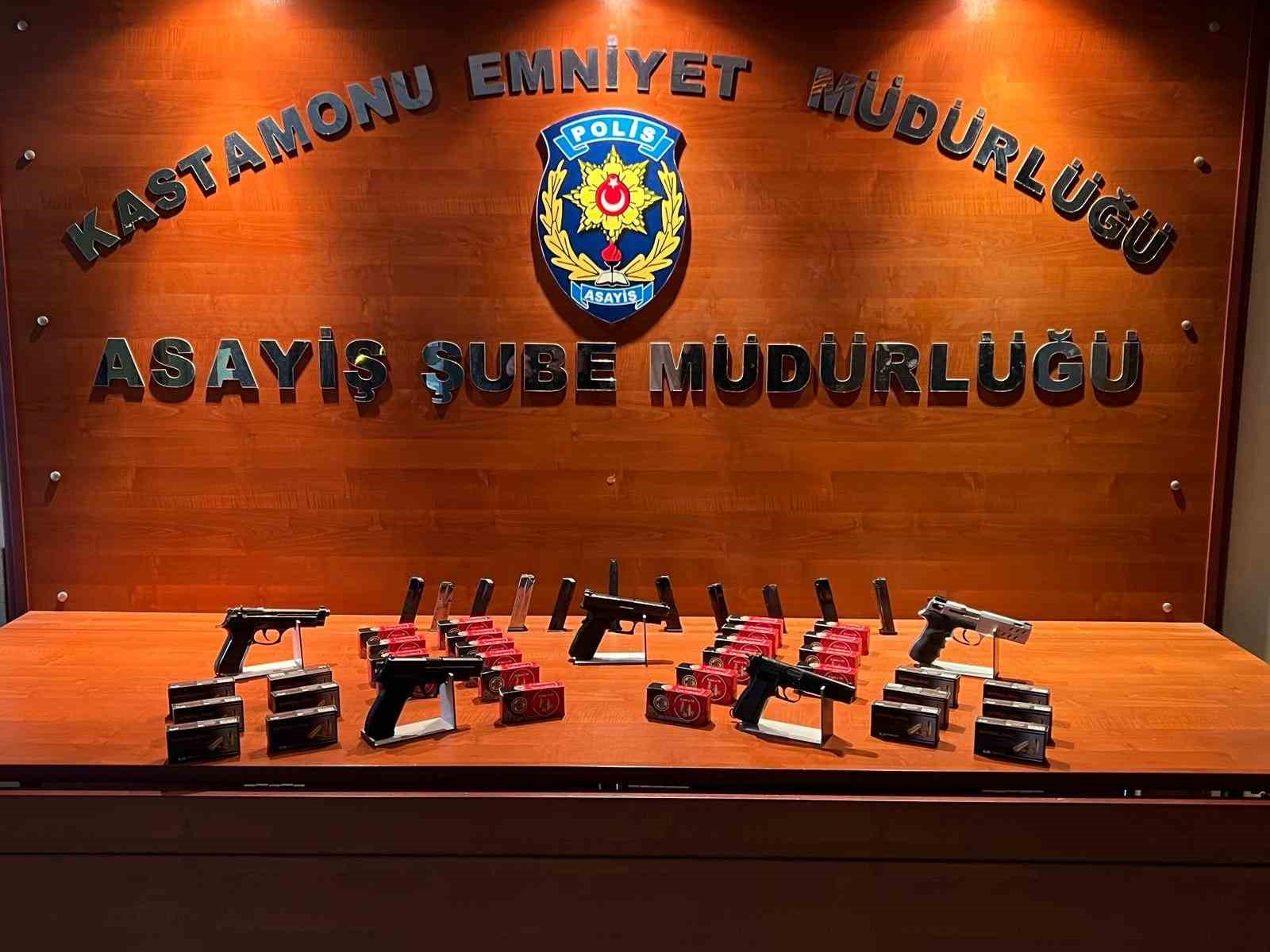 KASTAMONU'DA POLİS EKİPLERİNCE BİR İKAMETTE YAPILAN ARAMADA 4 ADET RUHSATSIZ