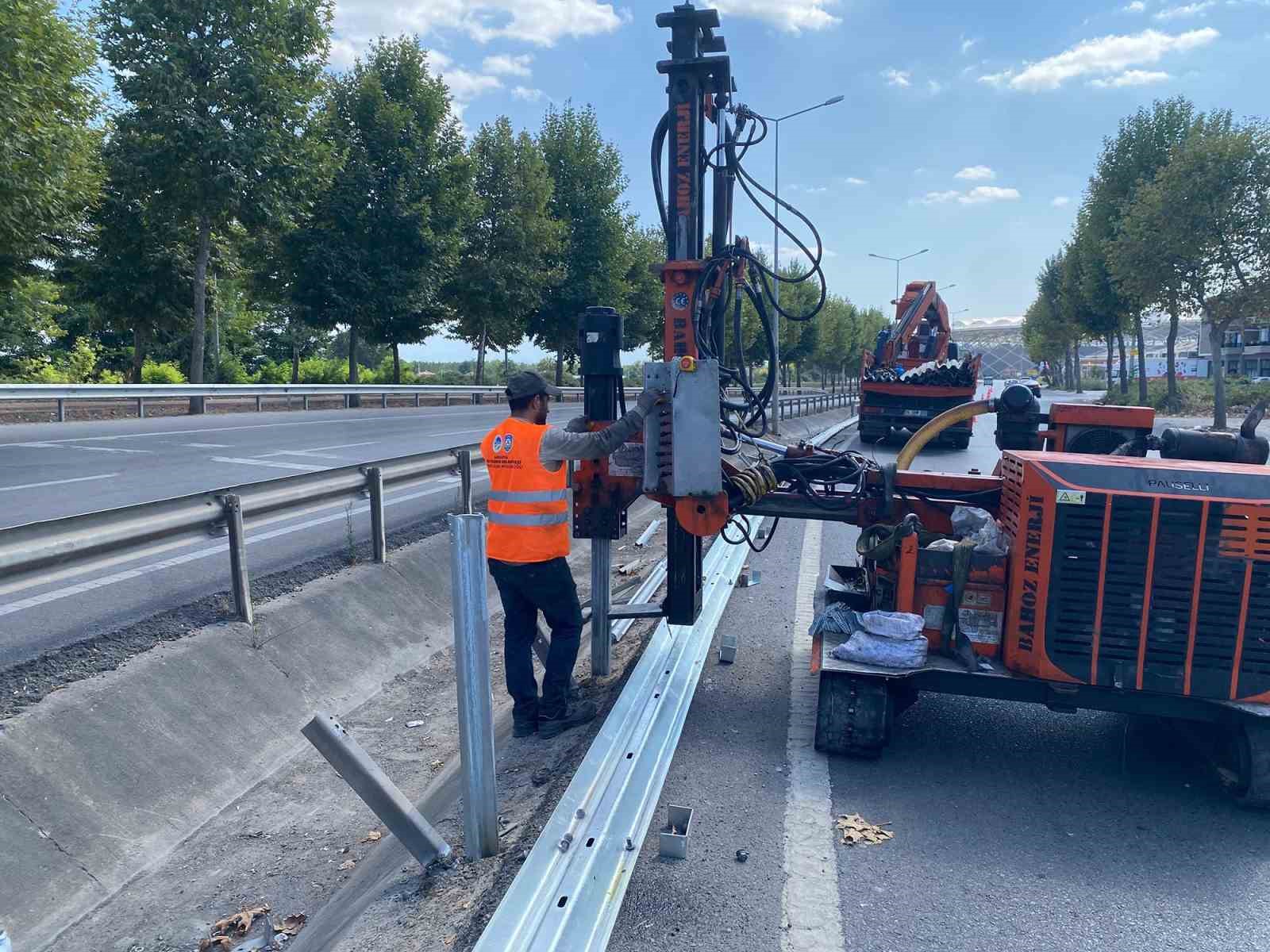 Sakarya Büyükşehir Belediyesi’nden çelik bariyer uygulaması