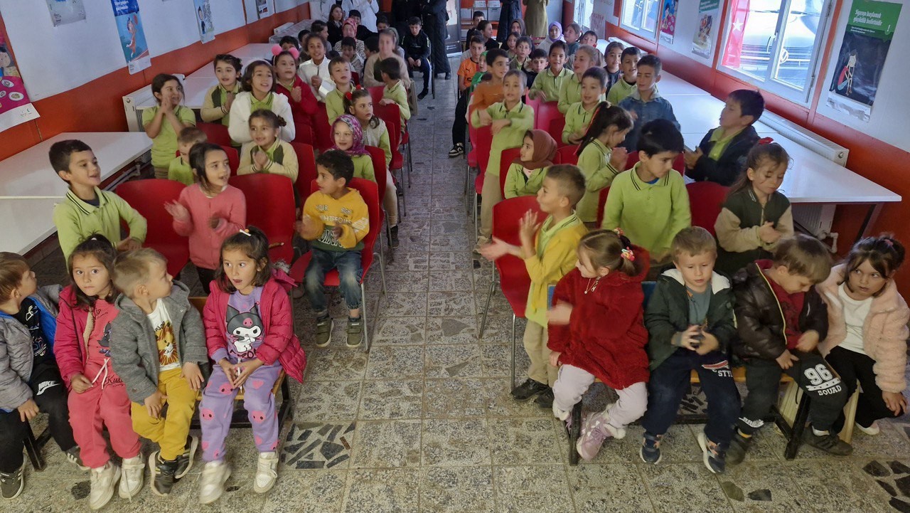 Şehrin her tarafına bir hikaye bin neşe taşıyorlar