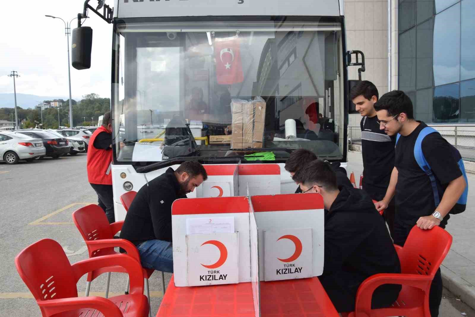 Tıp Fakültesi hastanesi çalışanları ve öğrencilerden kan bağışı