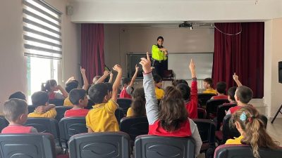 DÜZCE İL EMNİYET MÜDÜRLÜĞÜ’NE BAĞLI TRAFİK EKİPLERİ AKŞEMSETTİN İLKOKULUNDA ÖĞRENCİLERE