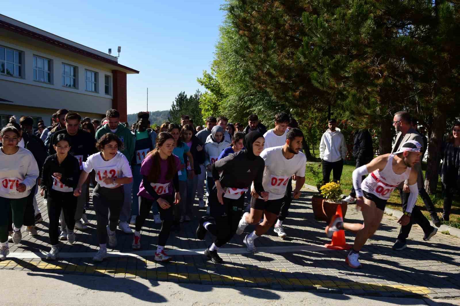 Üniversite öğrencileri, Cumhuriyet Bayramı için bin 923 metre koştu