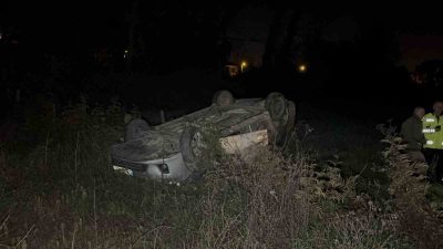 DÜZCE’DE VİRAJI ALAMAYAN OTOMOBİL ŞARAMPOLE UÇARAK TAKLA ATTI. KAZADA 2