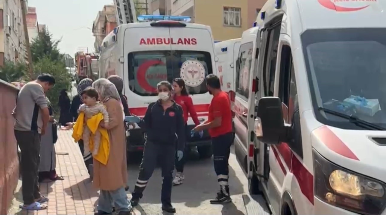 KOCAELİ'NİN ÇAYIROVA İLÇESİNDE APARTMANDA ÇIKAN YANGINDA 8 KİŞİ YOĞUN DUMAN