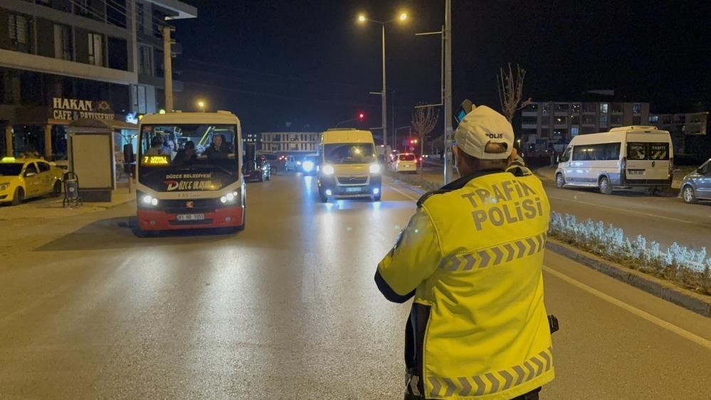 DÜZCE’DE TRAFİK EKİPLERİ KURAL