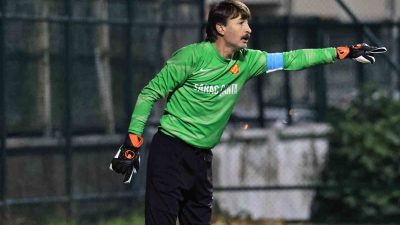 UZUN YILLAR PROFESYONEL OLARAK KALECİLİK YAPAN 55 YAŞINDAKİ HÜSEYİN GÖKDEMİR,