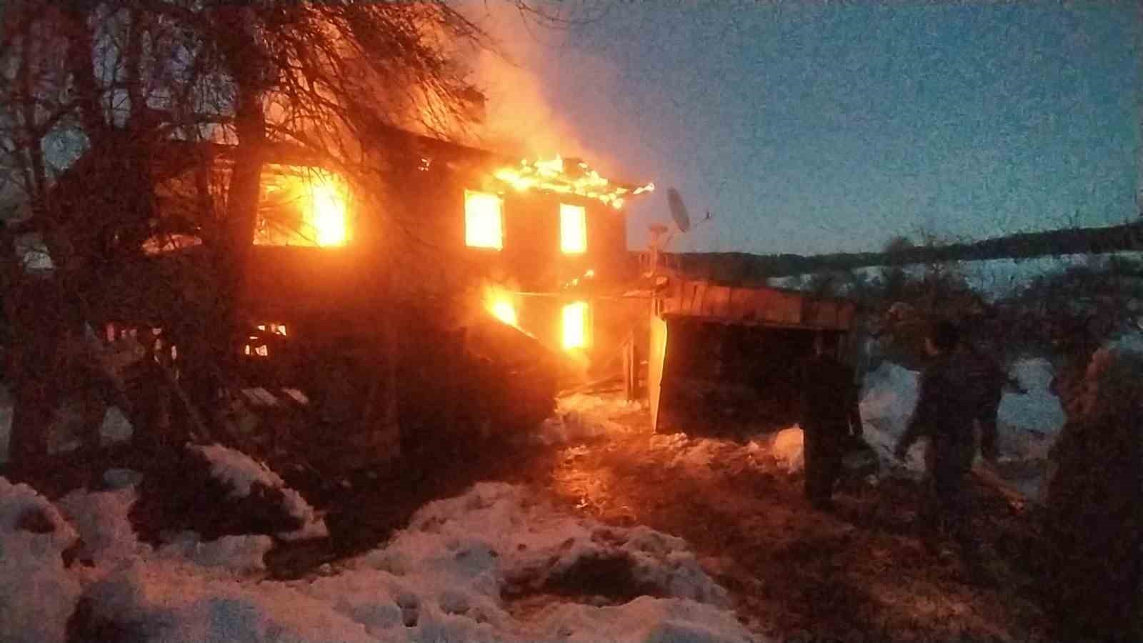 KASTAMONU'NUN DADAY İLÇESİNDE ÇIKAN YANGINDA 2 KATLI EV KULLANILMAZ HALE