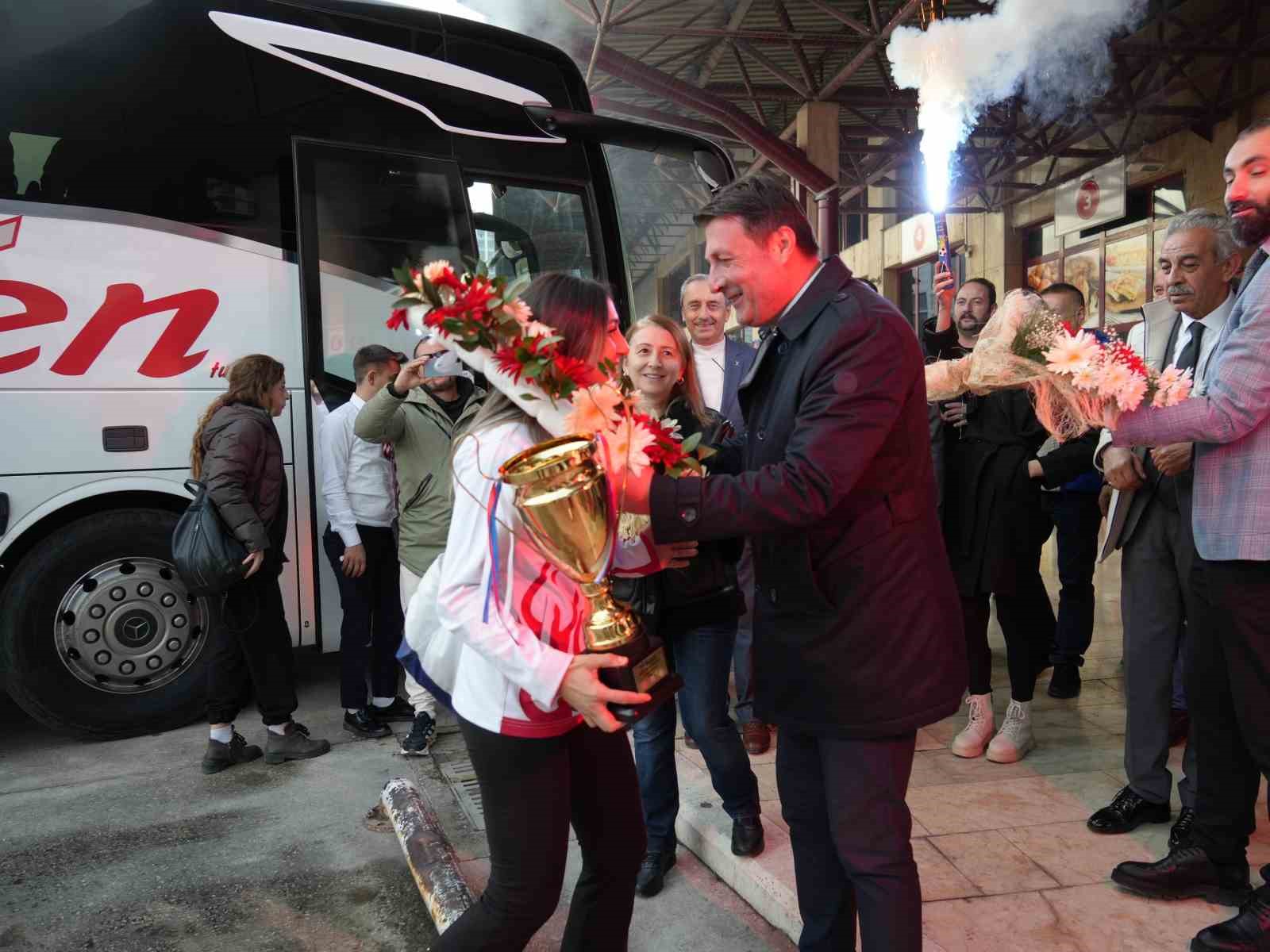 YUNANİSTAN’DA DÜZENLENEN KİCK BOKS AVRUPA ŞAMPİYONASINDA TÜRKİYE’NİN BÜYÜKLER KATEGORİSİNDE İLK