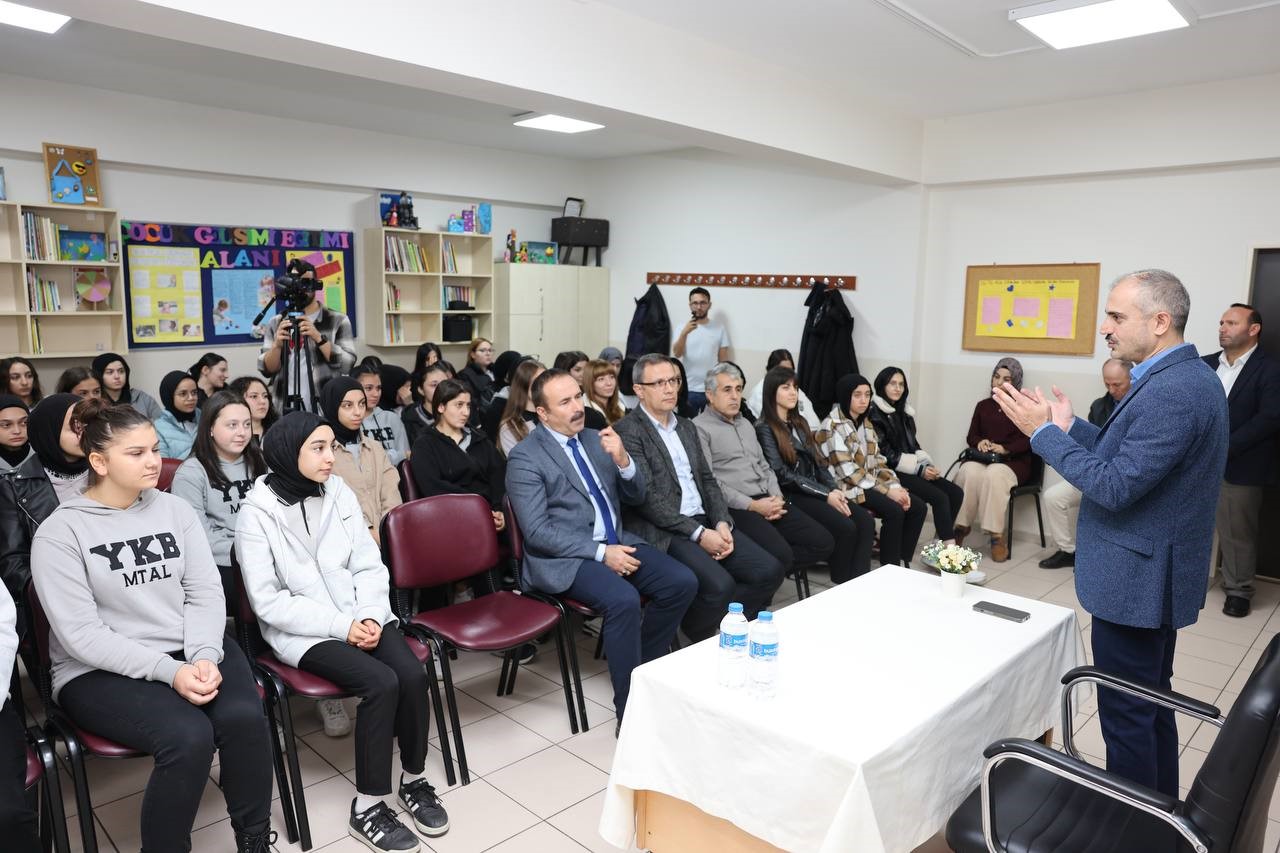ÇAYIROVA BELEDİYE BAŞKANI BÜNYAMİN ÇİFTÇİ, "KARİYER GÜNLERİ" ETKİNLİKLERİ KAPSAMINDA 11.