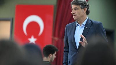 LİSE ÖĞRENCİLERİYLE BİR ARAYA GELEN KARTEPE BELEDİYE BAŞKANI MUSTAFA KOCAMAN,