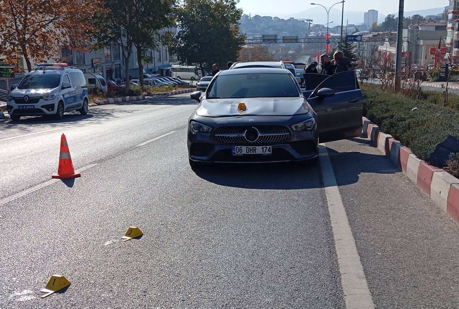 Bilecik’te otomobilin çarptığı yaşlı kadın bir yana, elindeki çantası bir yana savrulurken, kadın hayatını kaybetti