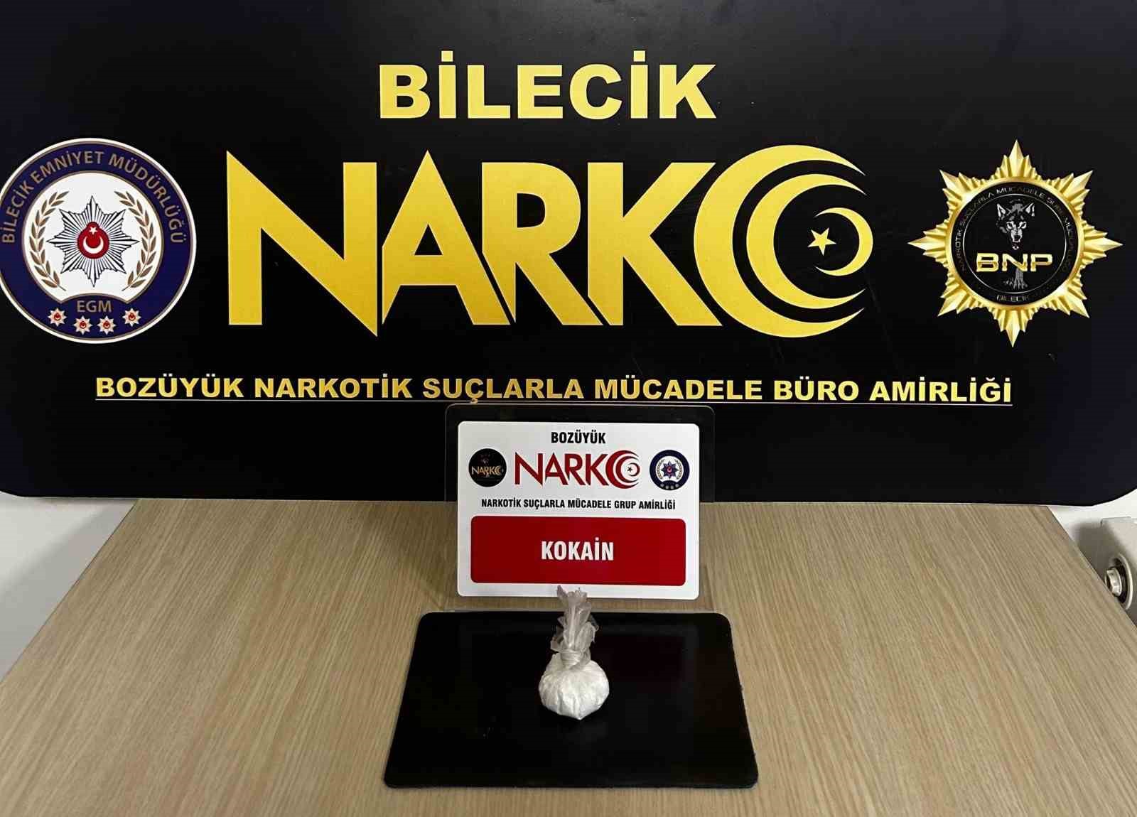 Bilecik’te şüpheli araç içinde bulunan şahısların üzerinden kokain çıktı