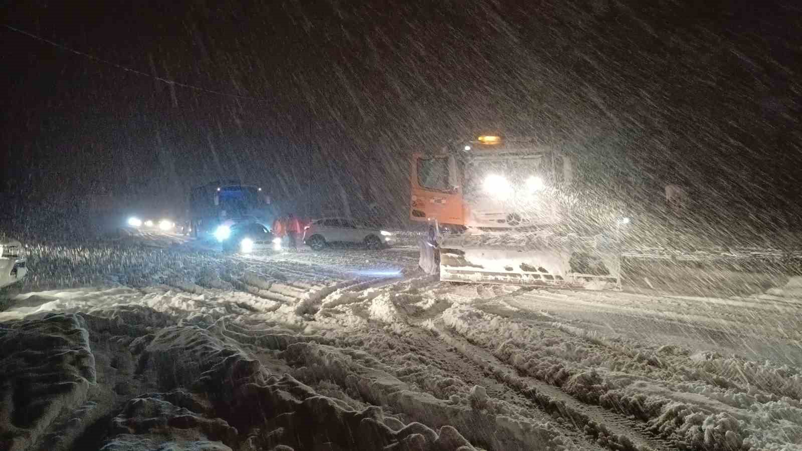 Bolu Dağı’nda trafiğe kar engeli: Yolda kalan araçlar için ekipler seferber oldu