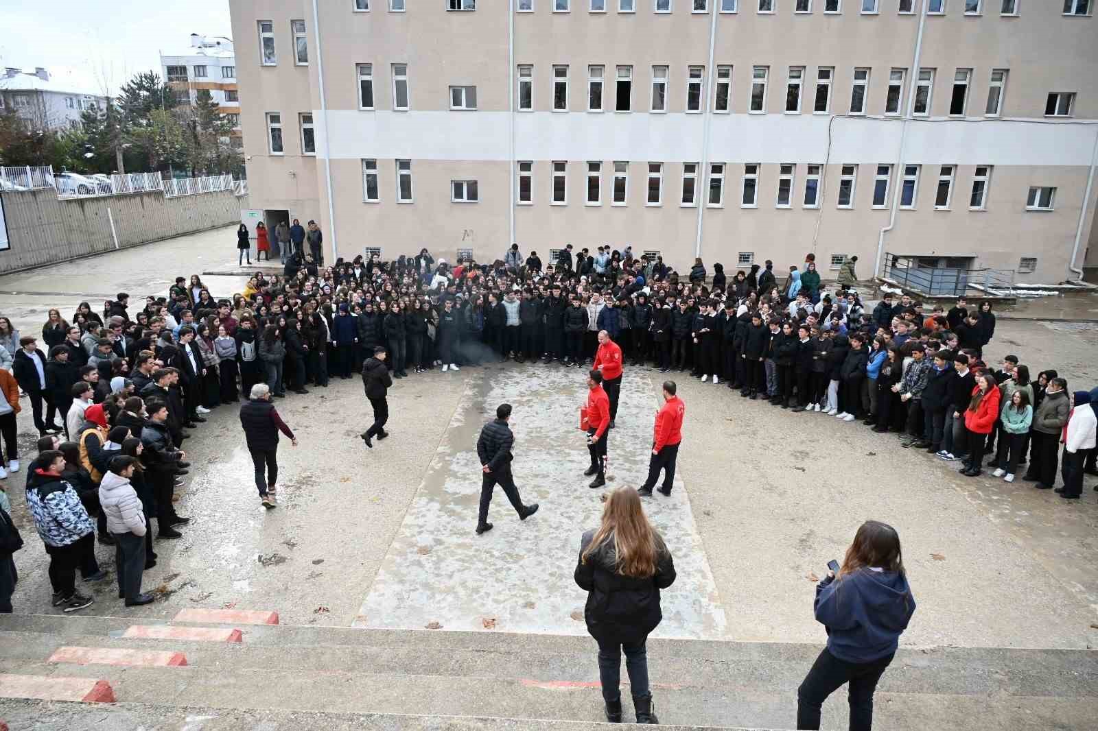 Bozüyük’te Kumral Abdal Anadolu Lisesi öğrencilerine yangın eğitimi