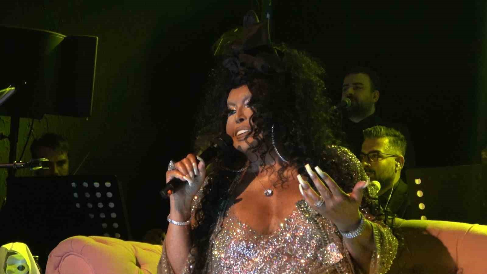 KOCAELİ'DE SAHNE ALAN ÜNLÜ SANATÇI BÜLENT ERSOY, HAYRANLARINA UNUTULMAZ BİR