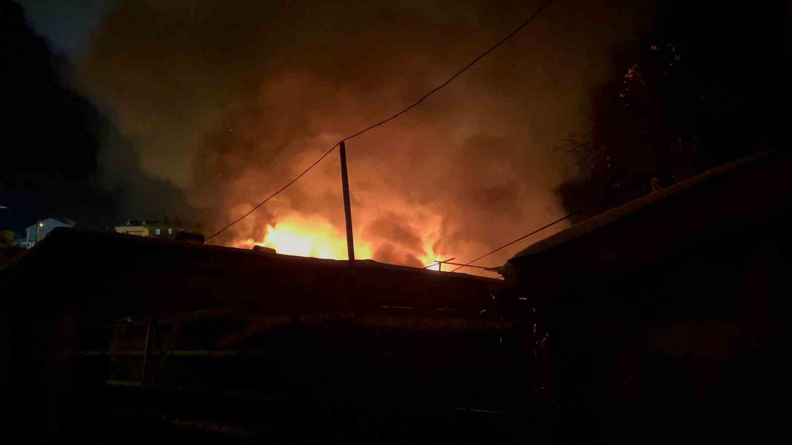 KASTAMONU’DA İL MERKEZİNDE BİR EVİN ÇATI KATINDA BAŞLAYAN YANGIN, BİTİŞİĞİNDE