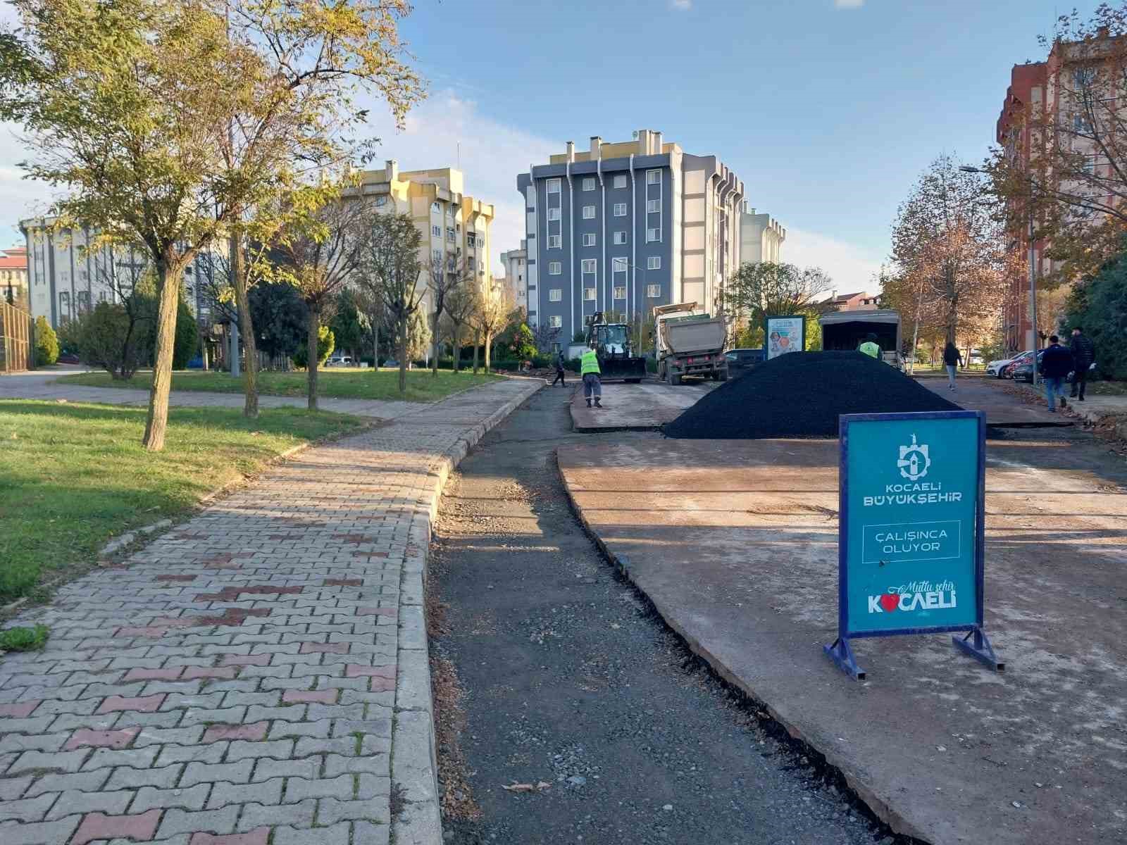 ÇAYIROVA'DA ALTYAPI ÇALIŞMALARI SEBEBİYLE BOZULMALARIN OLDUĞU BİRÇOK SOKAKTA YOL YAPIM