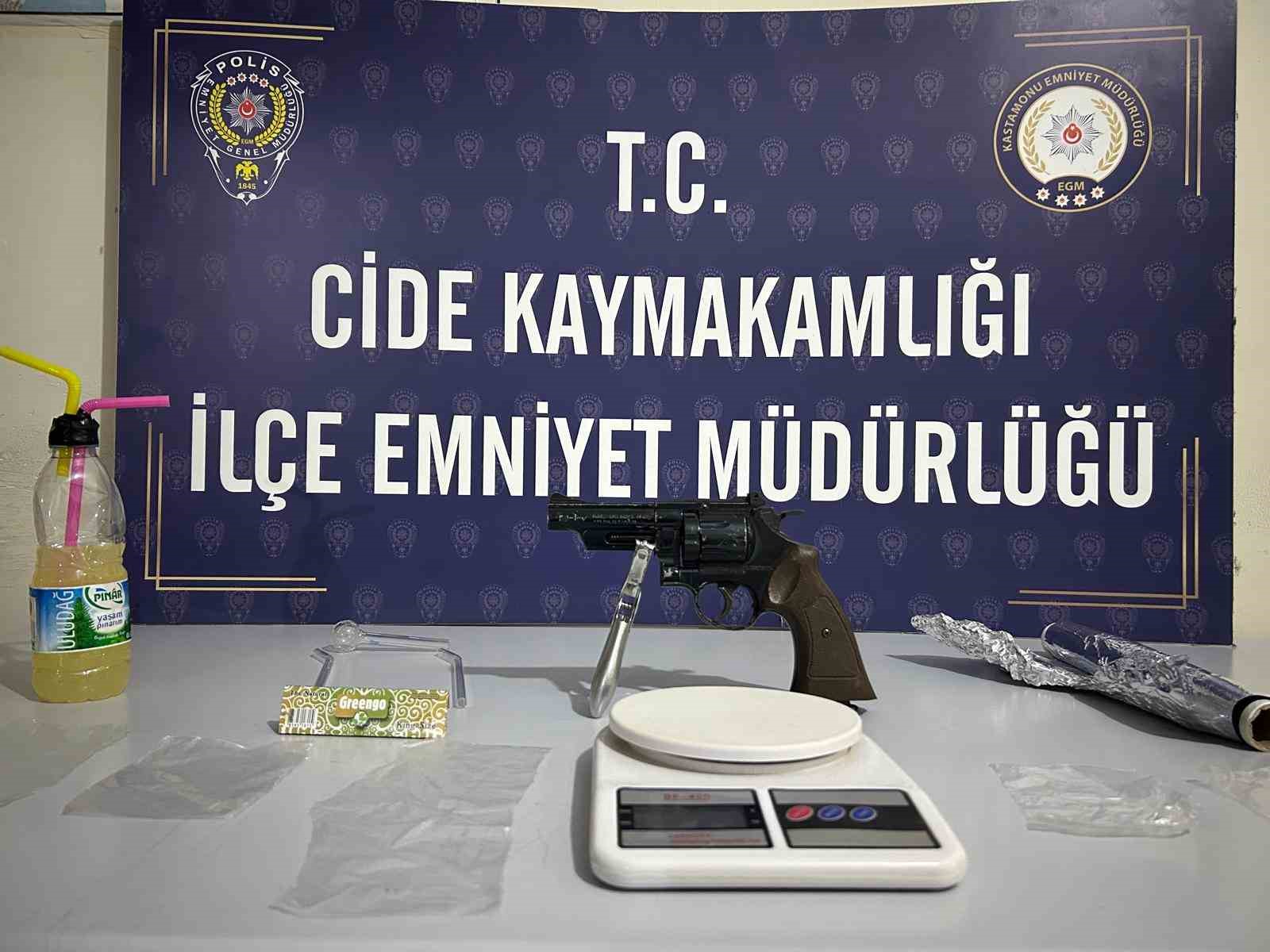 KASTAMONU’NUN CİDE İLÇESİNDE EMNİYET GÜÇLERİNDE BİR İKAMETTE UYUŞTURUCU MADDE İLE