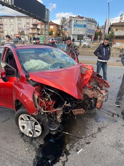 D-100 KARA YOLUNUN KOCAELİ GEÇİŞİNDE DİREĞE ÇARPAN OTOMOBİLİN MOTORU YOLA