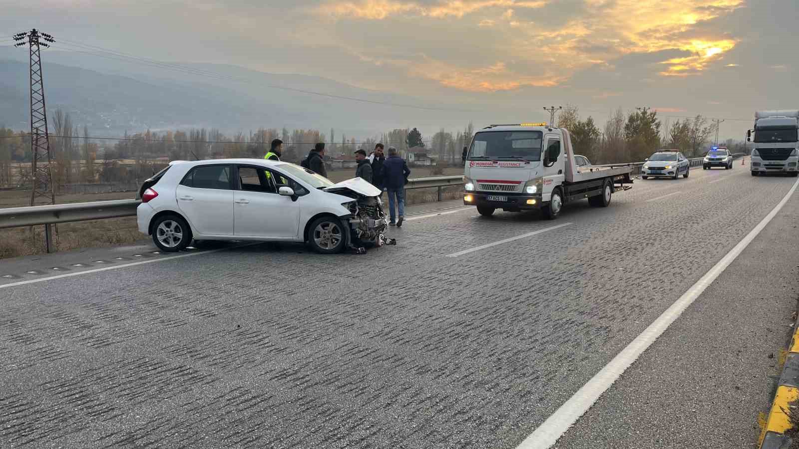 KASTAMONU’NUN TOSYA İLÇESİNDE D-100 KARAYOLU ÜZERİNDE KONTROLDEN ÇIKAN OTOMOBİL, BARİYERLERE
