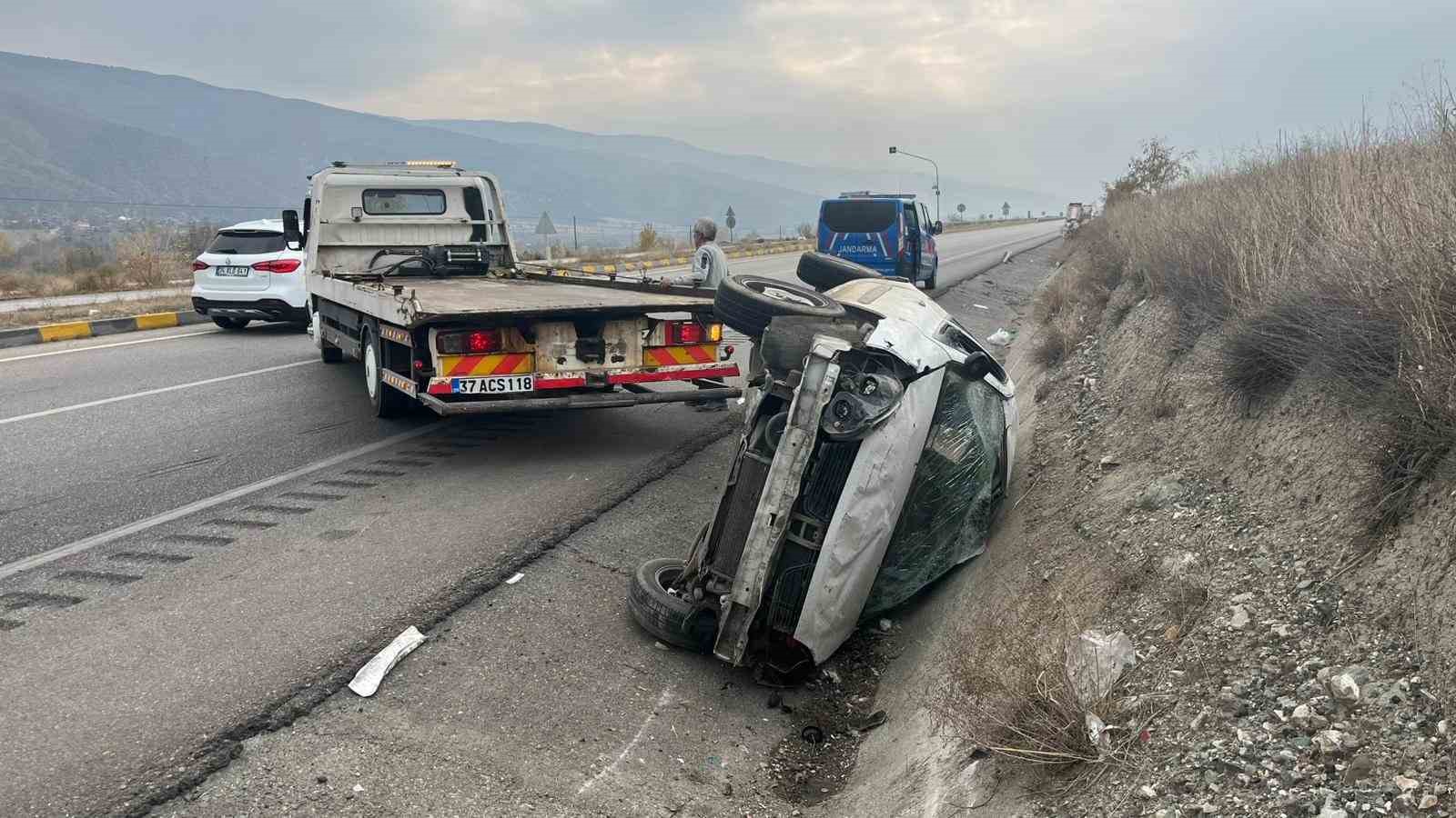 KASTAMONU’NUN TOSYA İLÇESİNDE SU KANALINA DÜŞEN OTOMOBİLDEKİ 3 KİŞİ YARALANDI.