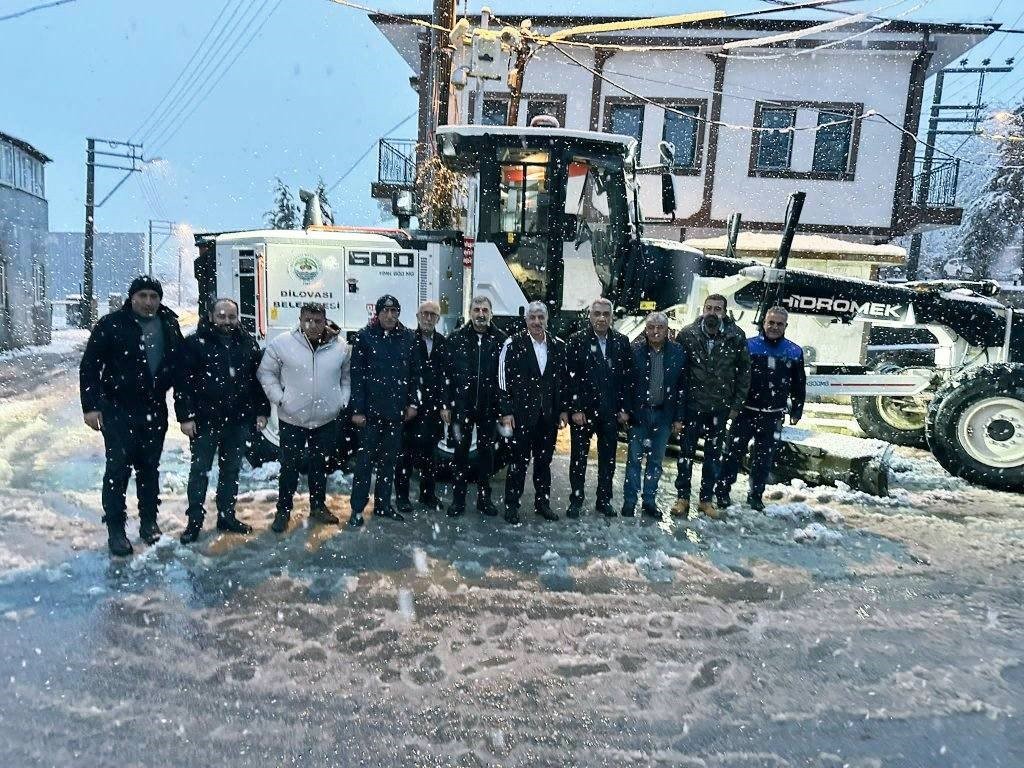 DİLOVASI'NIN YÜKSEK KESİMLERİNDE BELEDİYE EKİPLERİ KARLA MÜCADELEYE DEVAM EDİYOR.