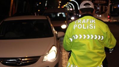 DÜZCE’DE TRAFİK DENETİMİ YAPAN POLİS VE JANDARMA EKİPLERİ KURAL TANIMAYAN