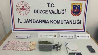 DÜZCE’DE JANDARMA EKİPLERİ TARAFINDAN YAPILAN ÇALIŞMADA BİR MİKTAR UYUŞTURUCU ELE