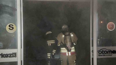 DÜZCE’DE OTO GALERİDE ÇIKAN YANGIN, İTFAİYENİN ZAMANINDA MÜDAHALESİ İLE ALEV