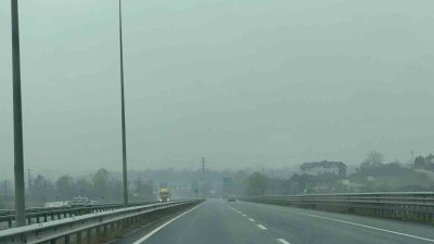 DÜZCE’DE SABAH SAATLERİNDEN İTİBAREN ETKİSİNİ GÖSTERMEYE BAŞLAYAN SİS VE BERABERİNDE