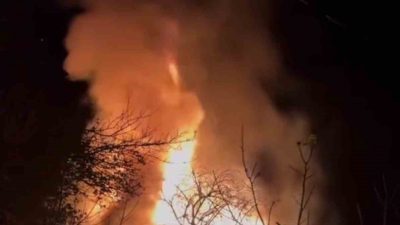 DÜZCE’DE TEK KATLI EV ALEV TOPUNA DÖNERKEN, EV KÜLE DÖNDÜ.