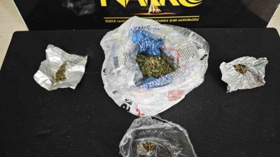 DÜZCE’DE POLİS EKİPLERİ TARAFINDAN KONURALP BÖLGESİNDE UYUŞTURUCU MADDE TİCARETİ YAPMA