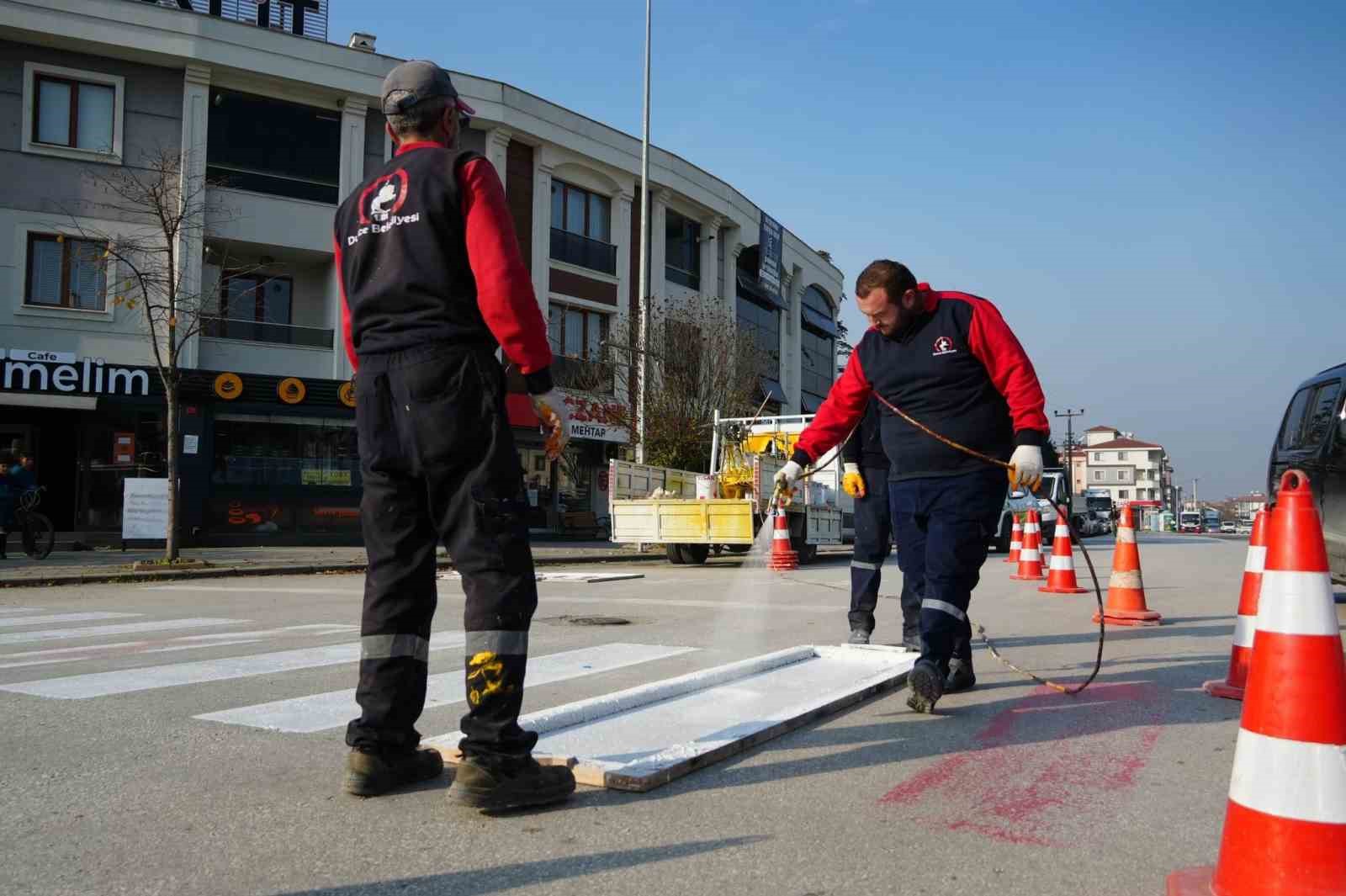 Düzce’de yaya çizgileri yenilendi