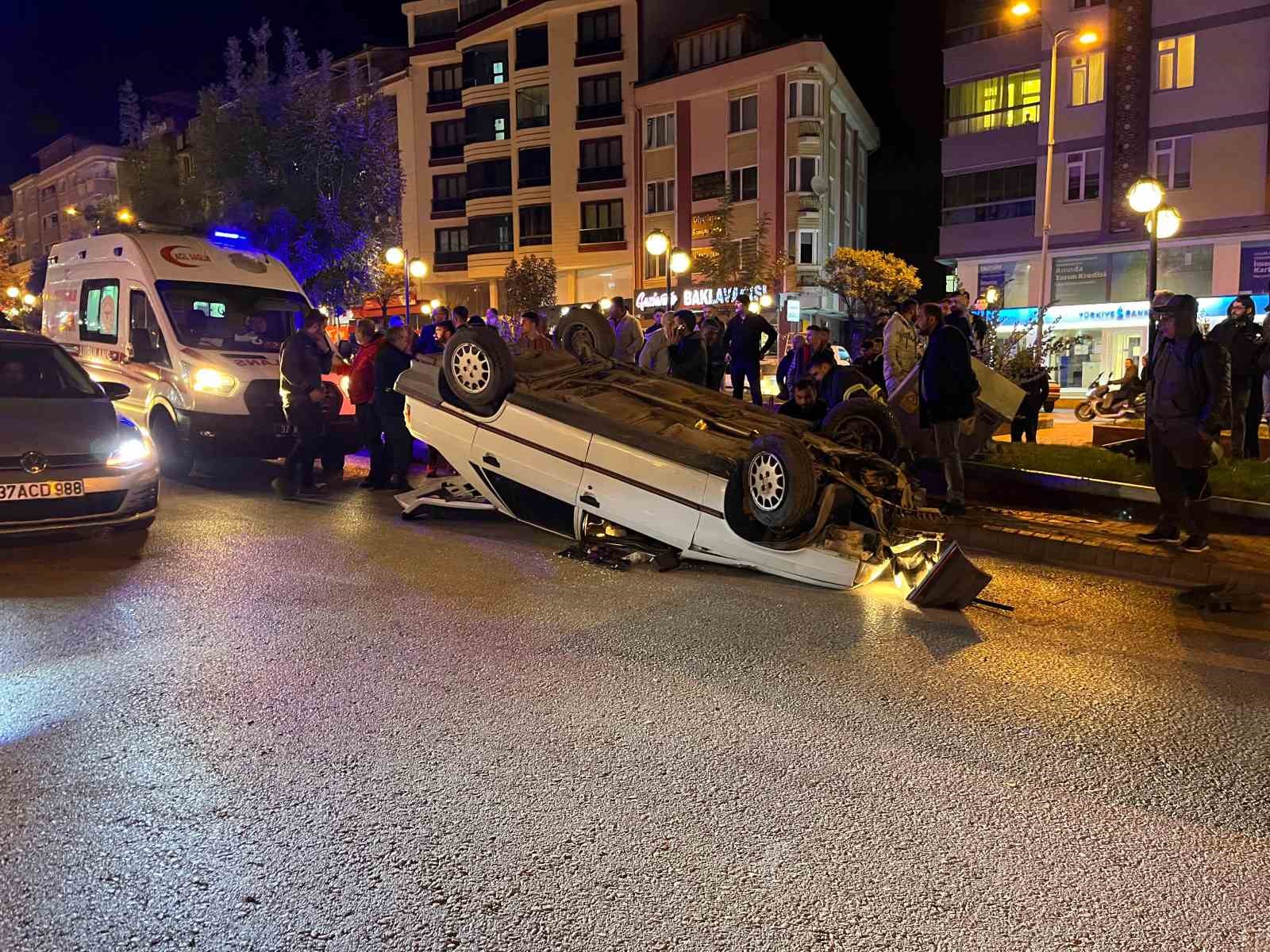 KASTAMONU'NUN TOSYA İLÇESİNDE, SÜRÜCÜNÜN DİREKSİYON HAKİMİYETİNİ KAYBETMESİ SONUCU KONTROLDEN ÇIKAN