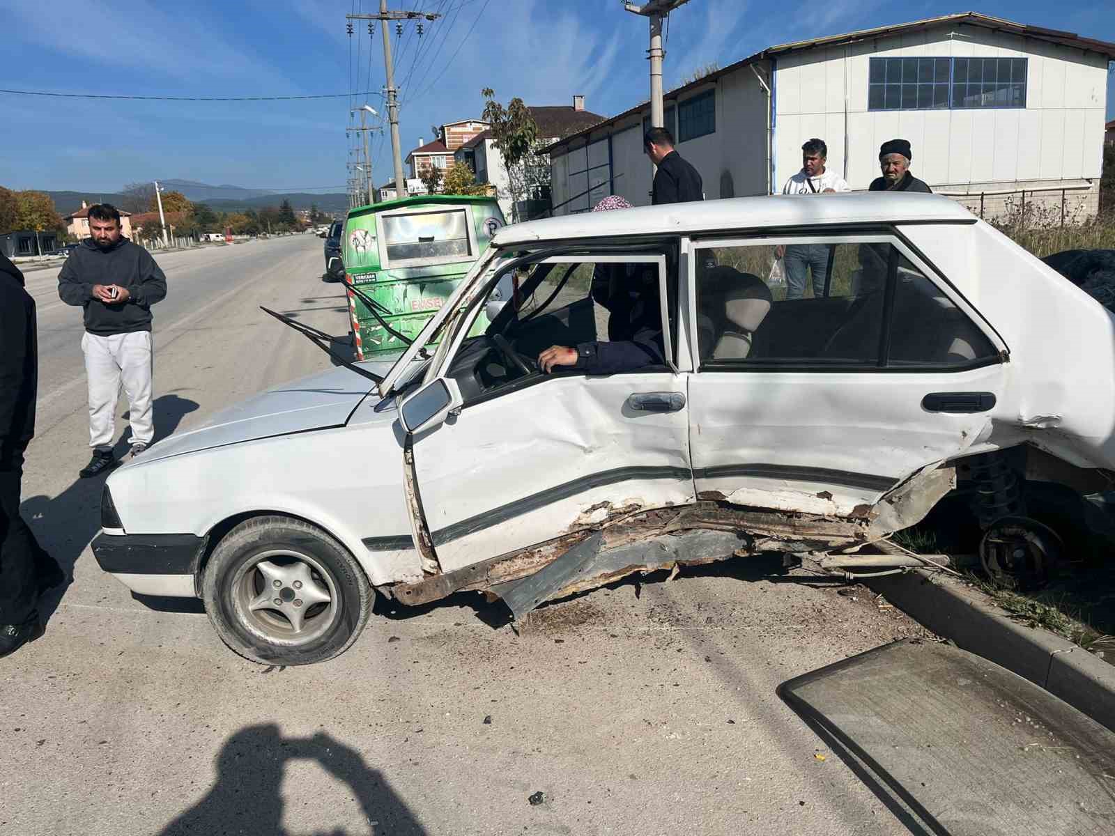 Feci kazada Fiat Tofaş hurdaya döndü: 2 yaralı