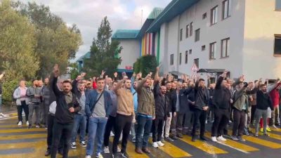 GEBZE'DE KURULU BETEK BOYA (FİLLİ BOYA) FİRMASINDA İŞÇİLER YEMEKHANEDE ÇATAL