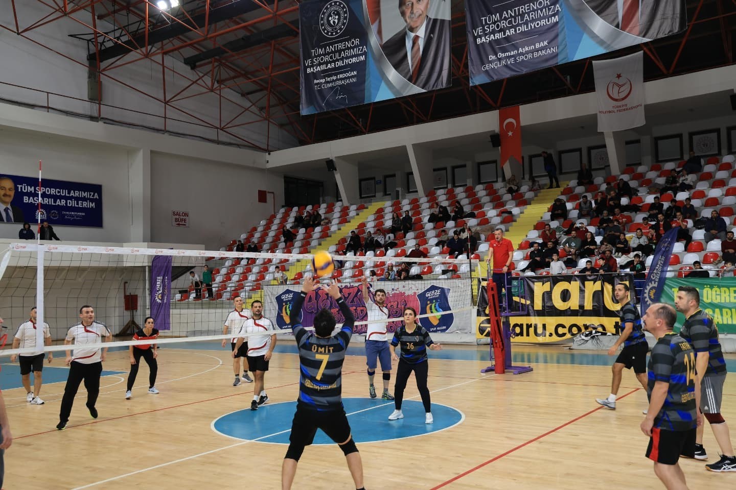 GEBZE BELEDİYESİ, İLÇEDEKİ ÖĞRETMENLERİ VOLEYBOL TURNUVASINDA BULUŞTURDU.