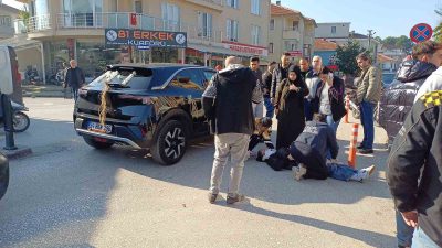 DÜZCE'DE DÜĞÜN İÇİN SÜSLENEREK HAZIRLANAN GELİN ARABASI, YOLUN KARŞISINA GEÇMEYE