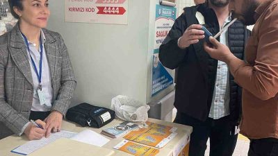 DÜZCE ATATÜRK DEVLET HASTANESİ POLİKLİNİK GİRİŞİNDE KURULAN STANDI ZİYARET EDENLERE