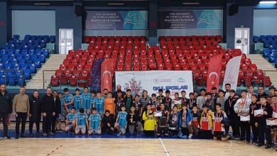 DÜZCE’DE OKUL SPORLARI YILDIZ ERKEKLER HENTBOL MÜSABAKALARINA 6 TAKIM KATILDI.