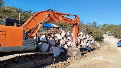 YIĞILCA’YA BAĞLI KIRIK KÖYÜNDE YAĞIŞLAR SONUCU MEYDANA GELEN HEYELANLARLA MÜCADELE