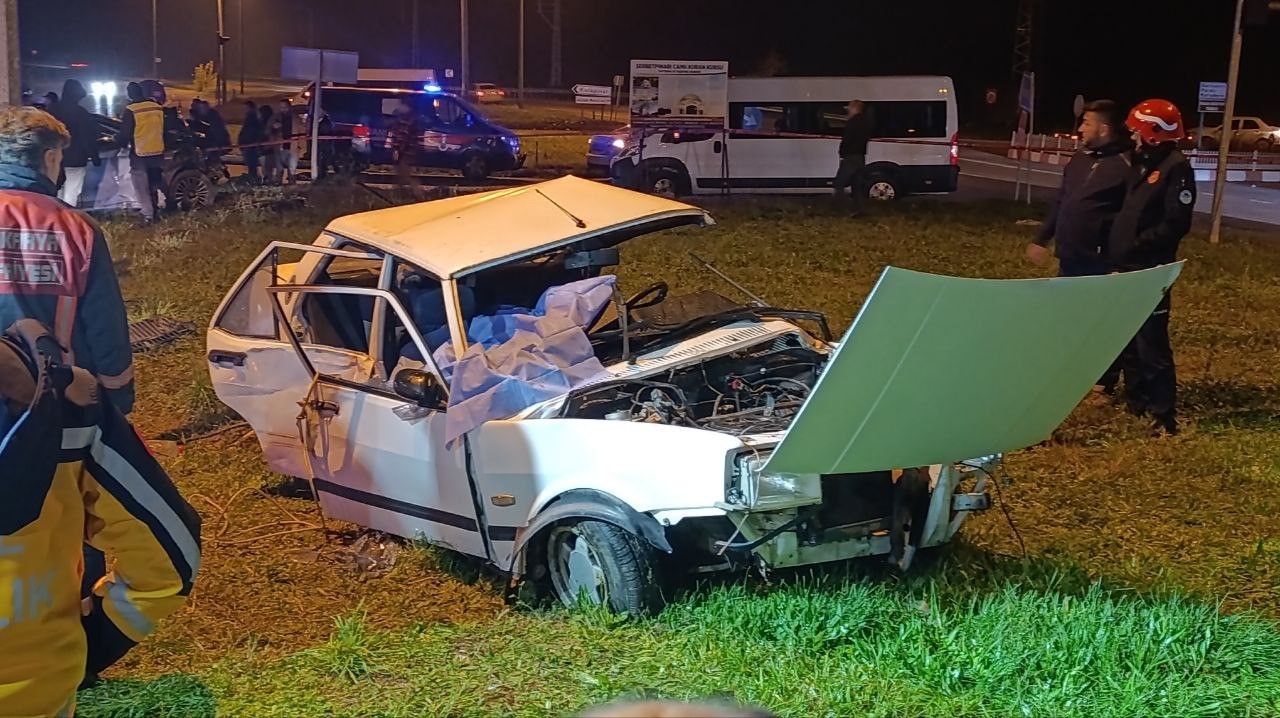 SAKARYA’NIN KARASU İLÇESİ D-650 KARA YOLUNDA İKİ OTOMOBİLİN KAFA KAFAYA