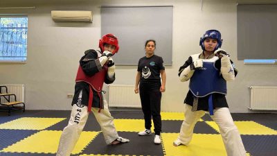 ANNE RÜMEYSA DOGUZ (ORTADA), MİNA ANKA DOGUZ (SAĞDA), ANHAR YUŞA