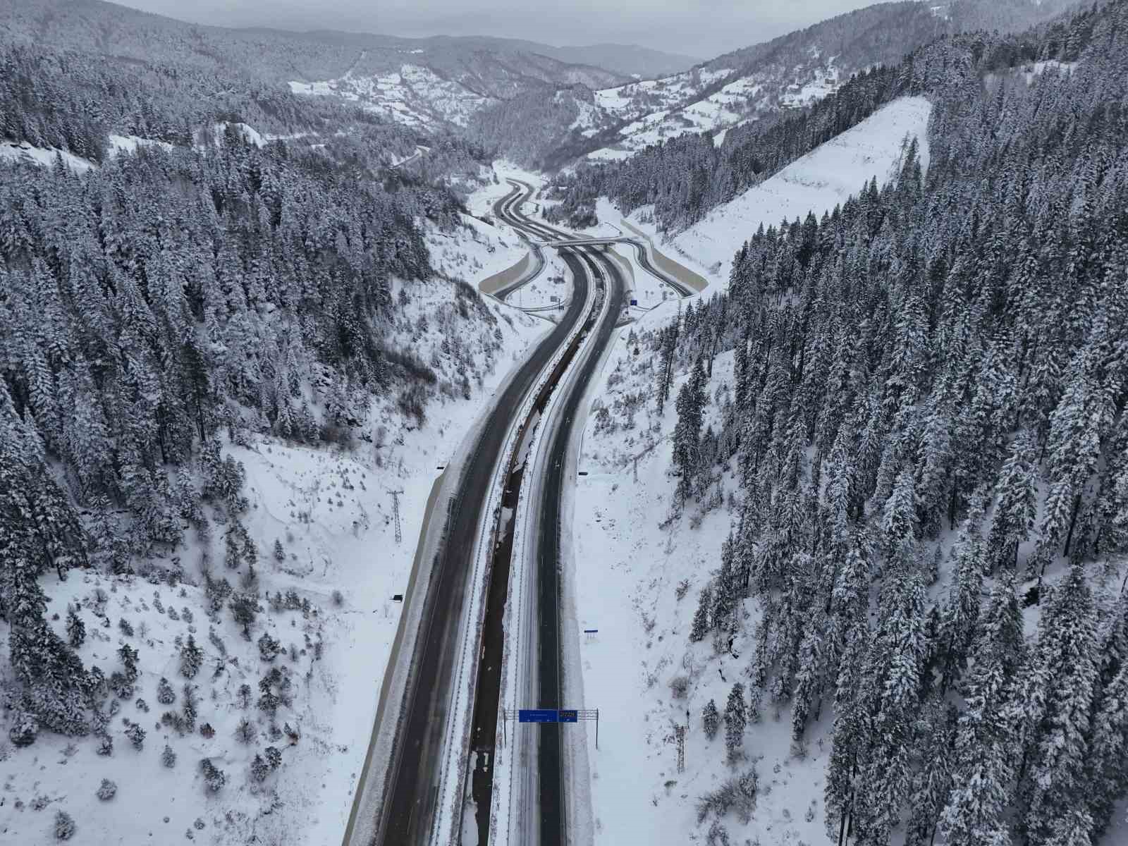 KASTAMONU-ÇANKIRI SINIRINDA BULUNAN ILGAZ DAĞI'NDA KAR YAĞIŞI DEVAM EDİYOR. KAR