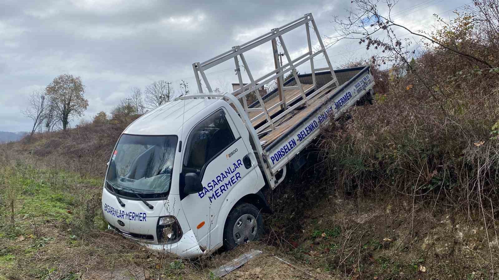 KOCAELİ'NİN BAŞİSKELE İLÇESİNDE SÜRÜCÜSÜNÜN KONTROLÜNDEN ÇIKAN KAMYONET, YAKLAŞIK 50 METRELİK