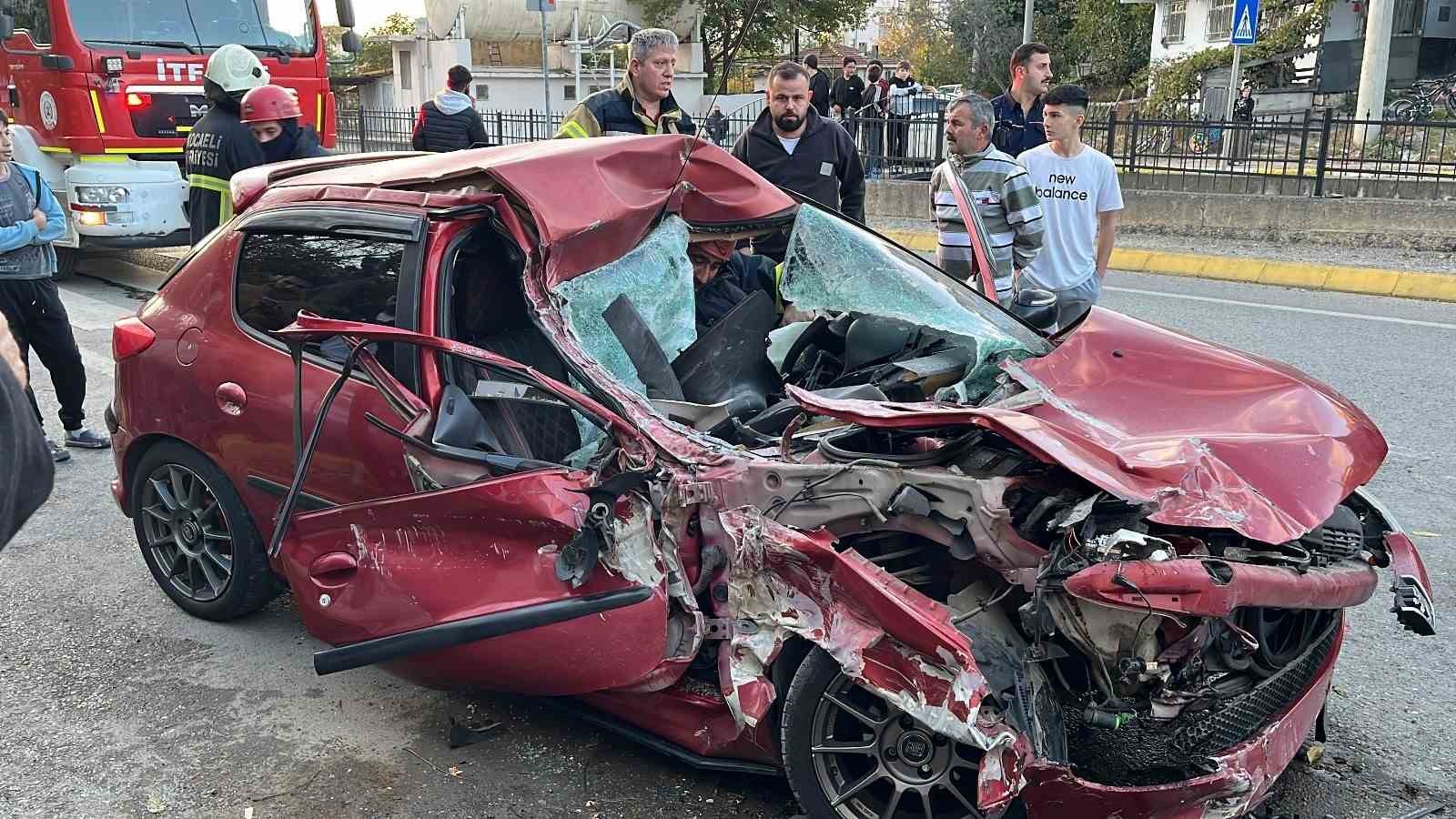 KOCAELİ'NİN GEBZE İLÇESİNDE OTOMOBİLİN PARK HALİNDEKİ KAMYONETE ÇARPMASI NETİCESİNDE MEYDANA