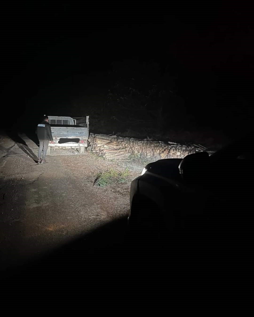 KASTAMONU’NUN İNEBOLU İLÇESİNDE GECE SAATLERİNDE KAMYONETİYLE İZİNSİZ ODUN ALDIĞI TESPİT