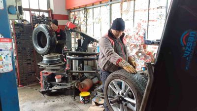 DÜZCE’DE HAFTA SONU YOĞUN ŞEKİLDE BAŞLAYAN KAR YAĞIŞI, LASTİKÇİLERDE YOĞUNLUK